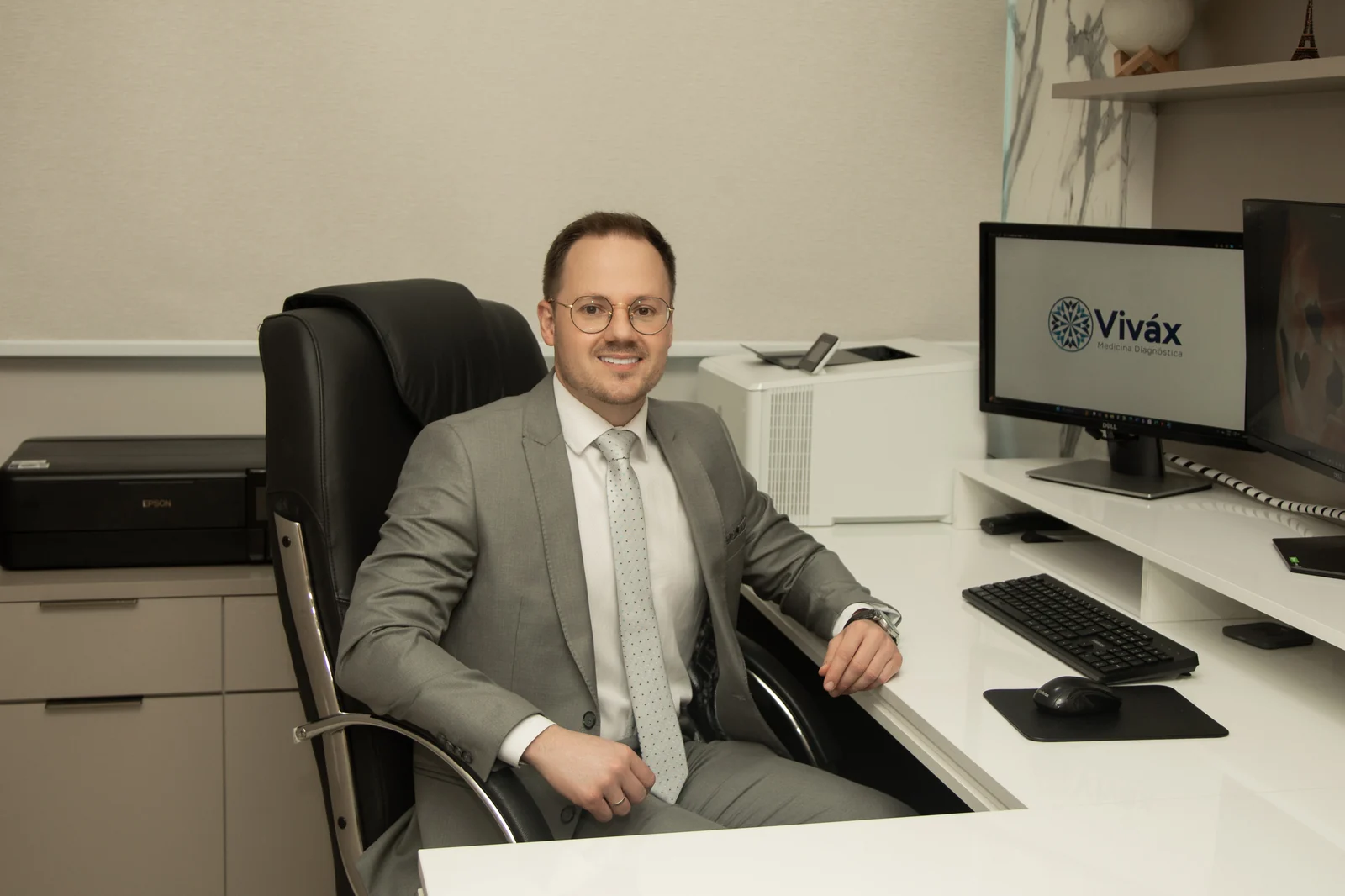 Dr. Mateus G. Perondi em seu consultório na Viváx Medicina Diagnóstica, Francisco Beltrão