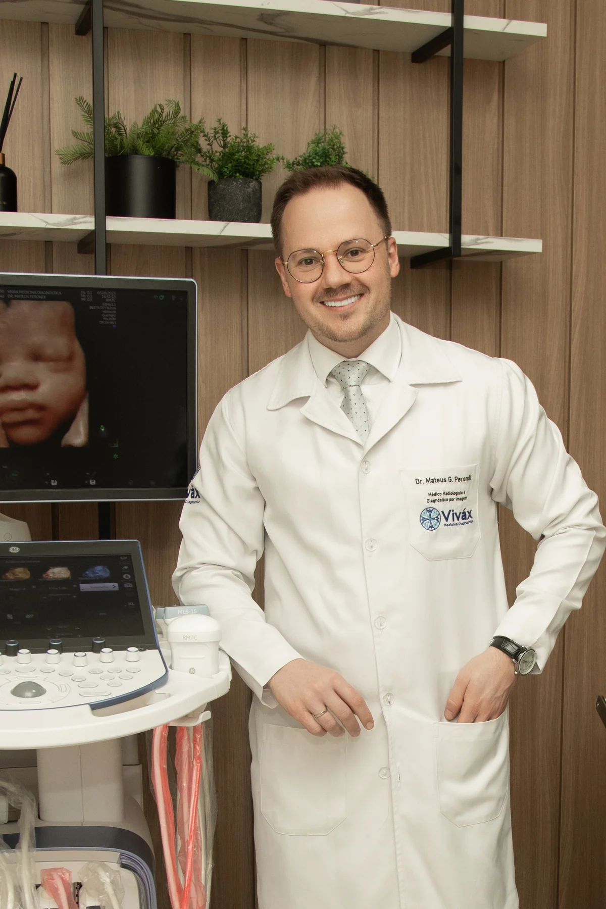 Dr. Mateus G. Perondi ao lado do aparelho GE Voluson Expert 22 na Viváx Medicina Diagnóstica, Francisco Beltrão